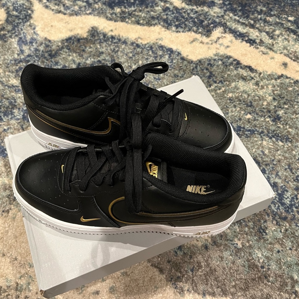 Nike Air Force 1 LV8 youth size 6.5